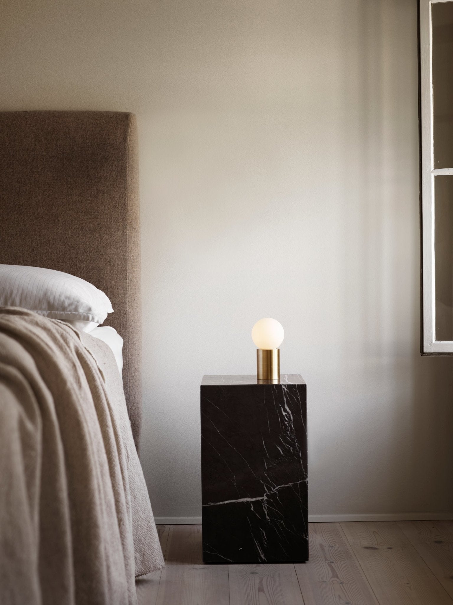 Menu Plinth korkea sivupöytä Marquina marmori - Laatukaluste