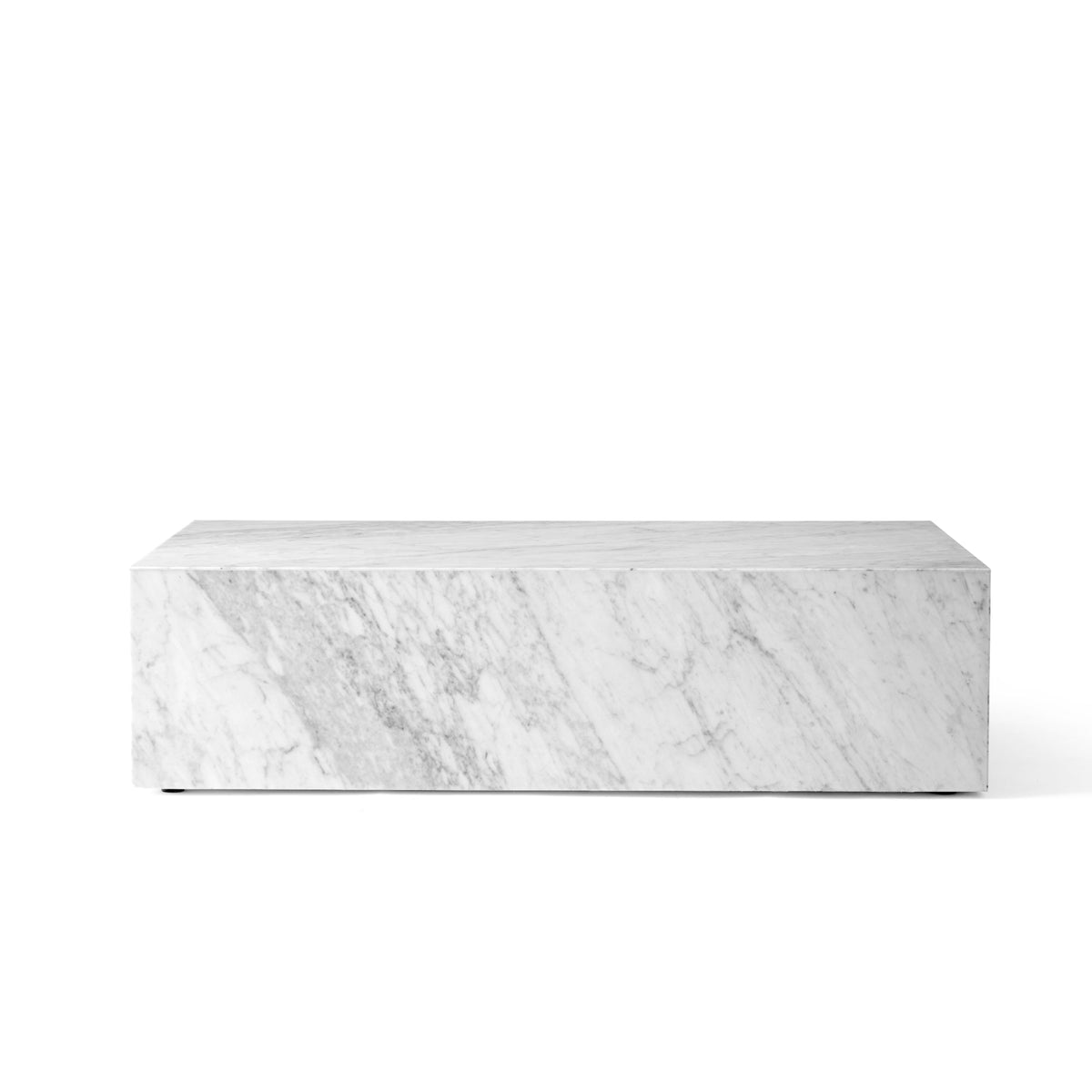 Menu Plinth matala sohvapöytä Carrara marmori - Laatukaluste