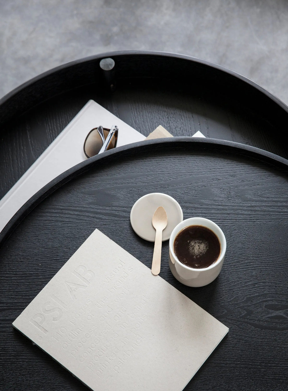 Audo Copenhagen Turning Table sohvapöytä musta saarni Audo Copenhagen