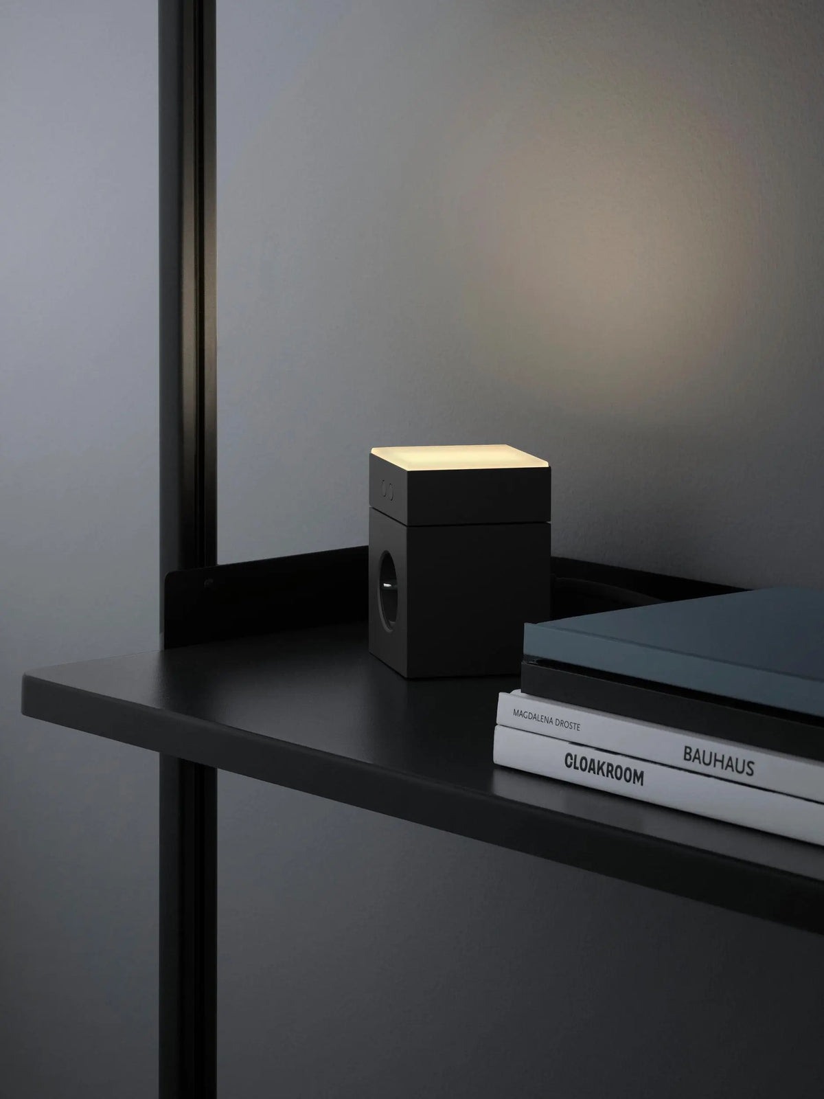 Avolt Lamp 1 yövalo musta Avolt