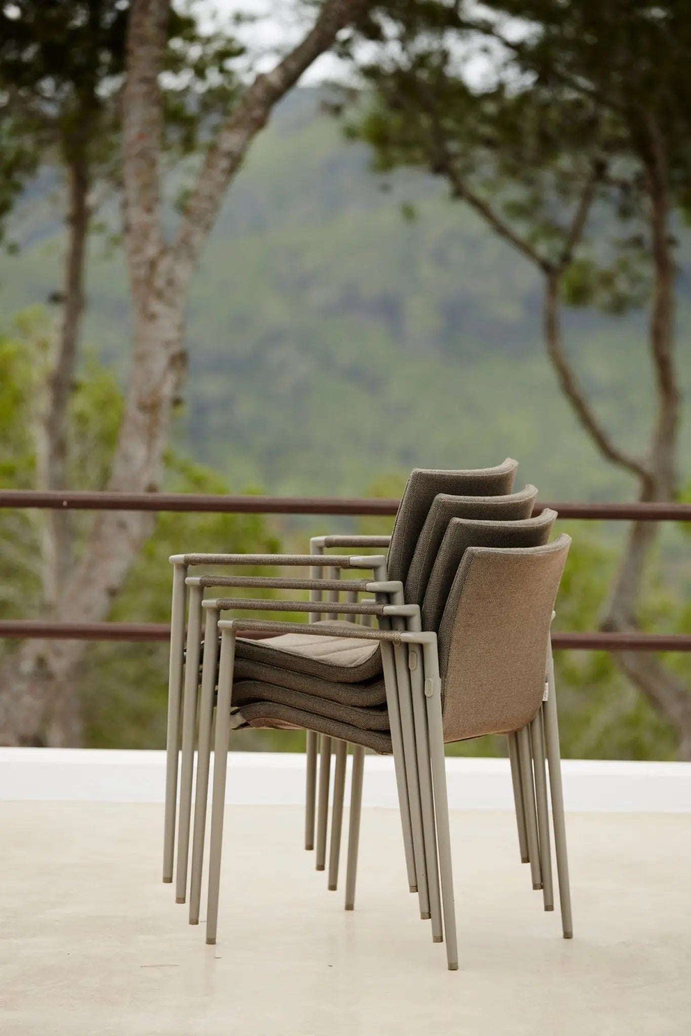 Cane-line Core käsinojatuoli taupe - Laatukaluste