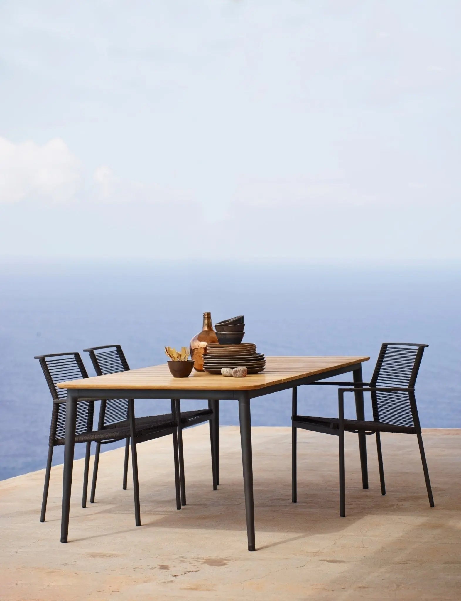 Cane-line Core pöytä 160x90 musta/tiikki - Laatukaluste