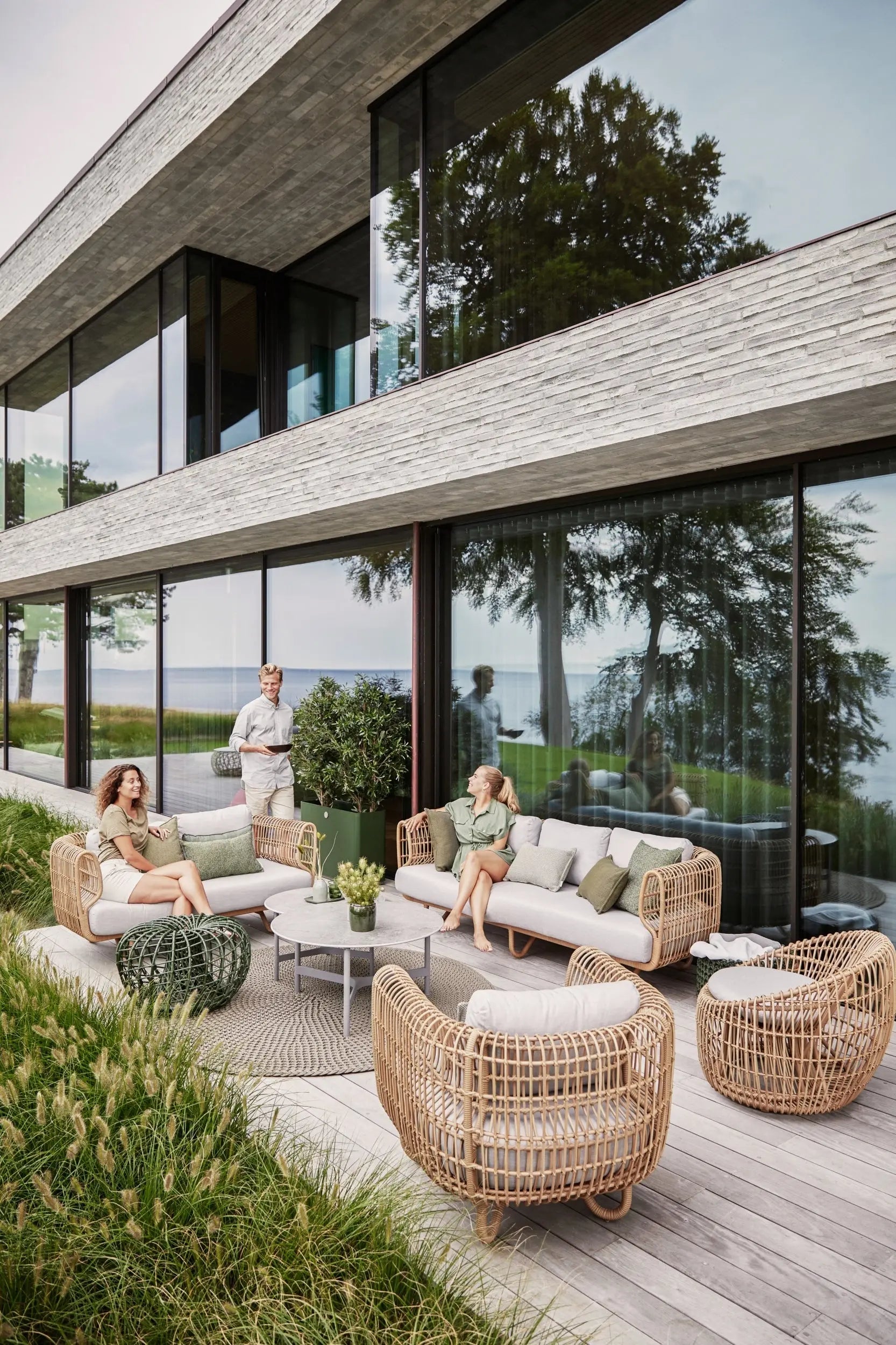 Cane-line Nest sohvapöytä pieni tummanvihreä Cane-line