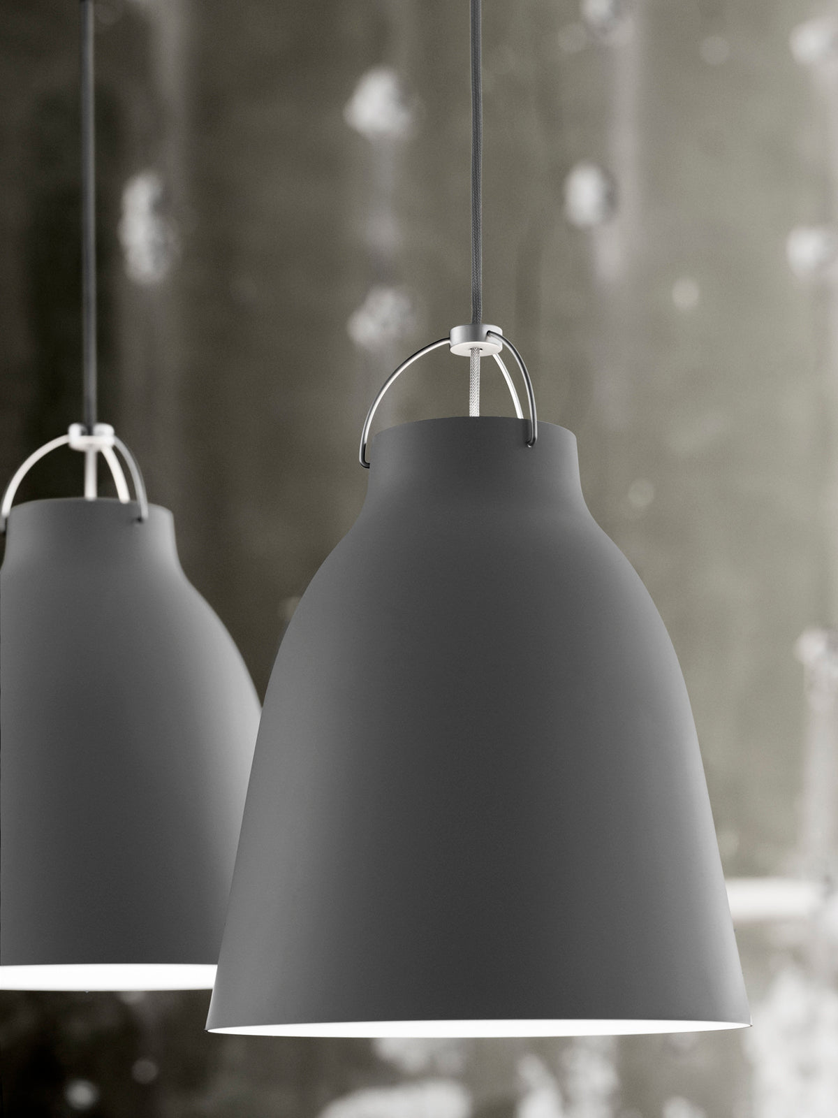 Fritz Hansen Caravaggio P2 valaisin tummanharmaa