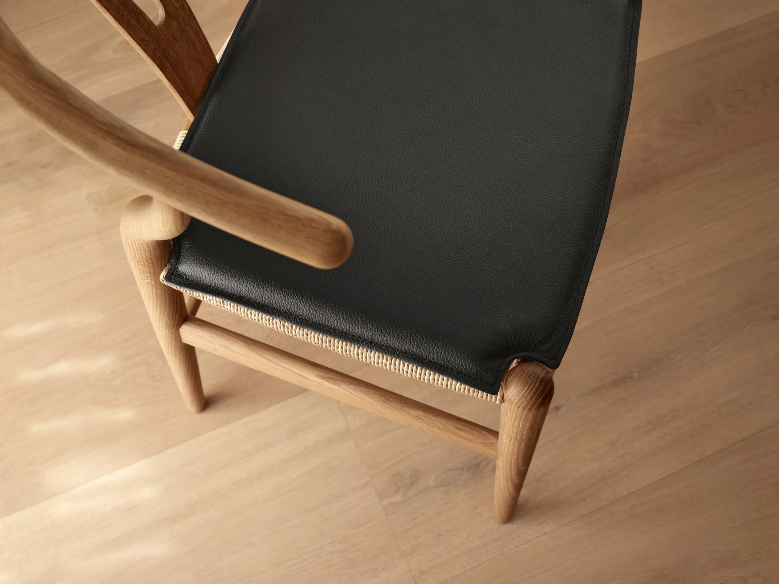 Carl Hansen & Søn CH24 Wishbone istuintyyny musta nahka Carl Hansen & Søn