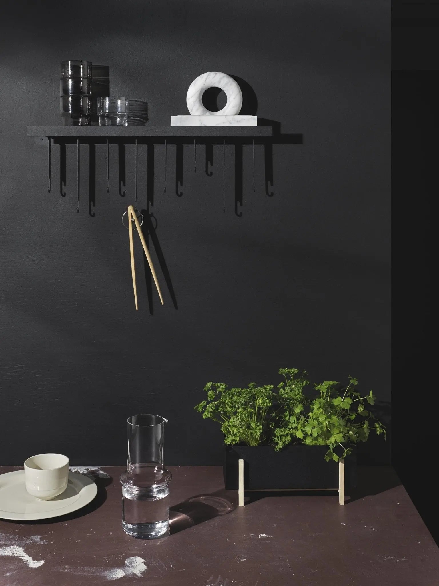 Design House Stockholm Atelier seinänaulakko musta - Laatukaluste