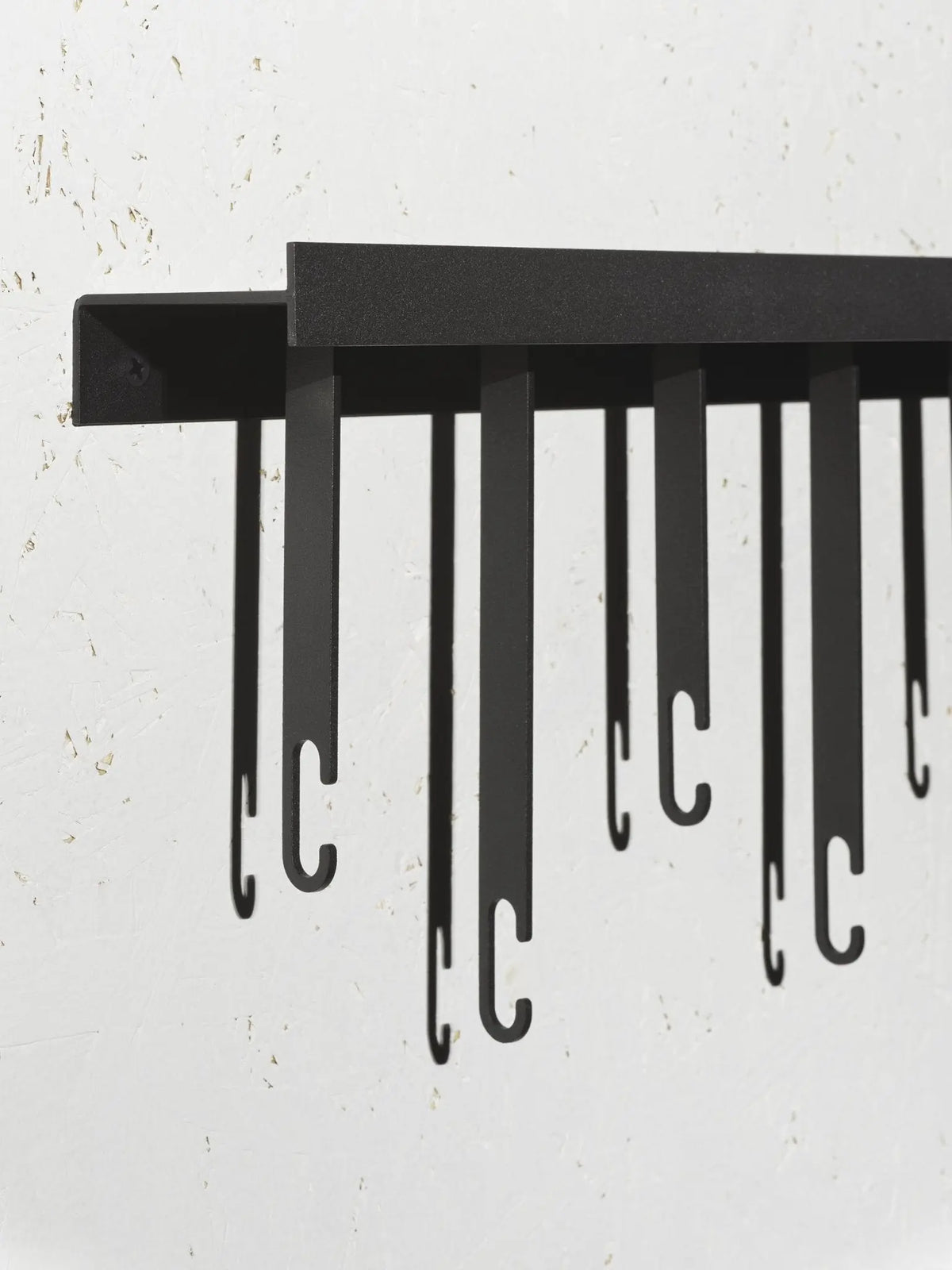 Design House Stockholm Atelier seinänaulakko musta - Laatukaluste