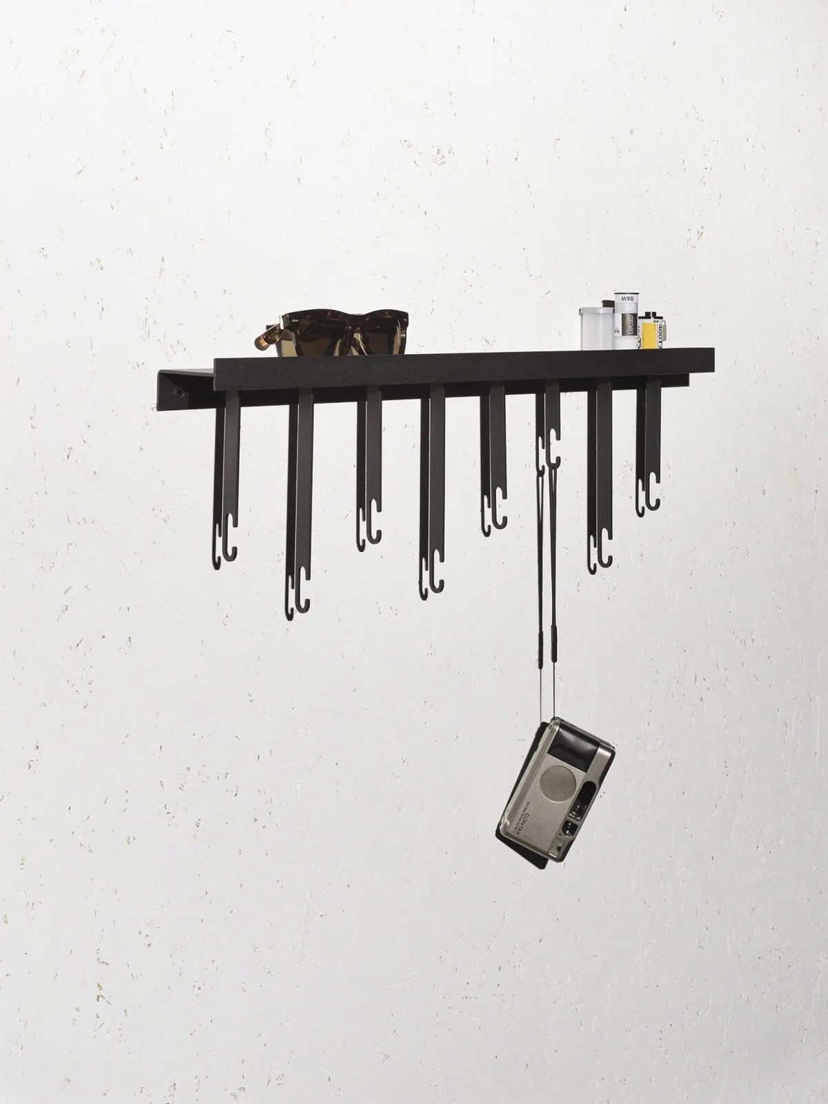 Design House Stockholm Atelier seinänaulakko musta - Laatukaluste