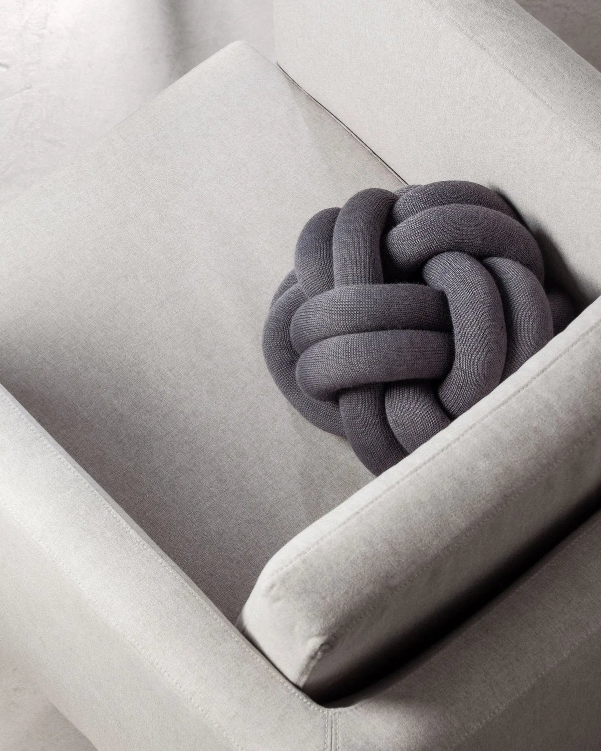 Design House Stockholm Knot tyyny tummanharmaa - Laatukaluste