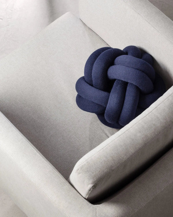 Design House Stockholm Knot tyyny tummansininen Design House Stockholm