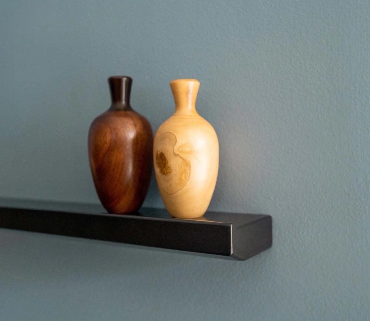 EKTA Living Floating M seinähylly musta - Laatukaluste