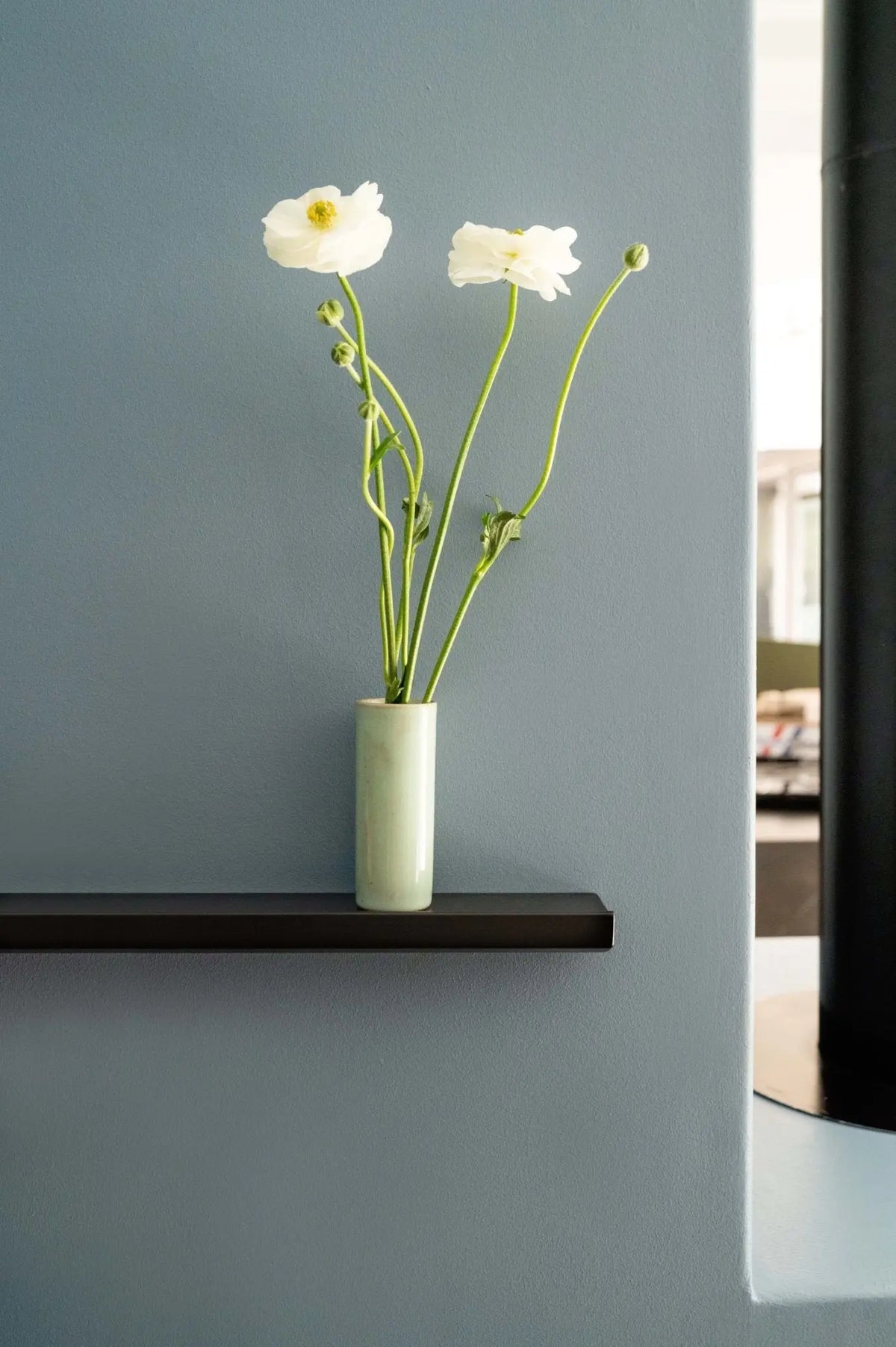 EKTA Living Floating M seinähylly musta - Laatukaluste