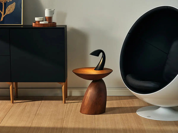 Eero Aarnio Originals Wooden Parabel sivupöytä pähkinä Eero Aarnio Originals