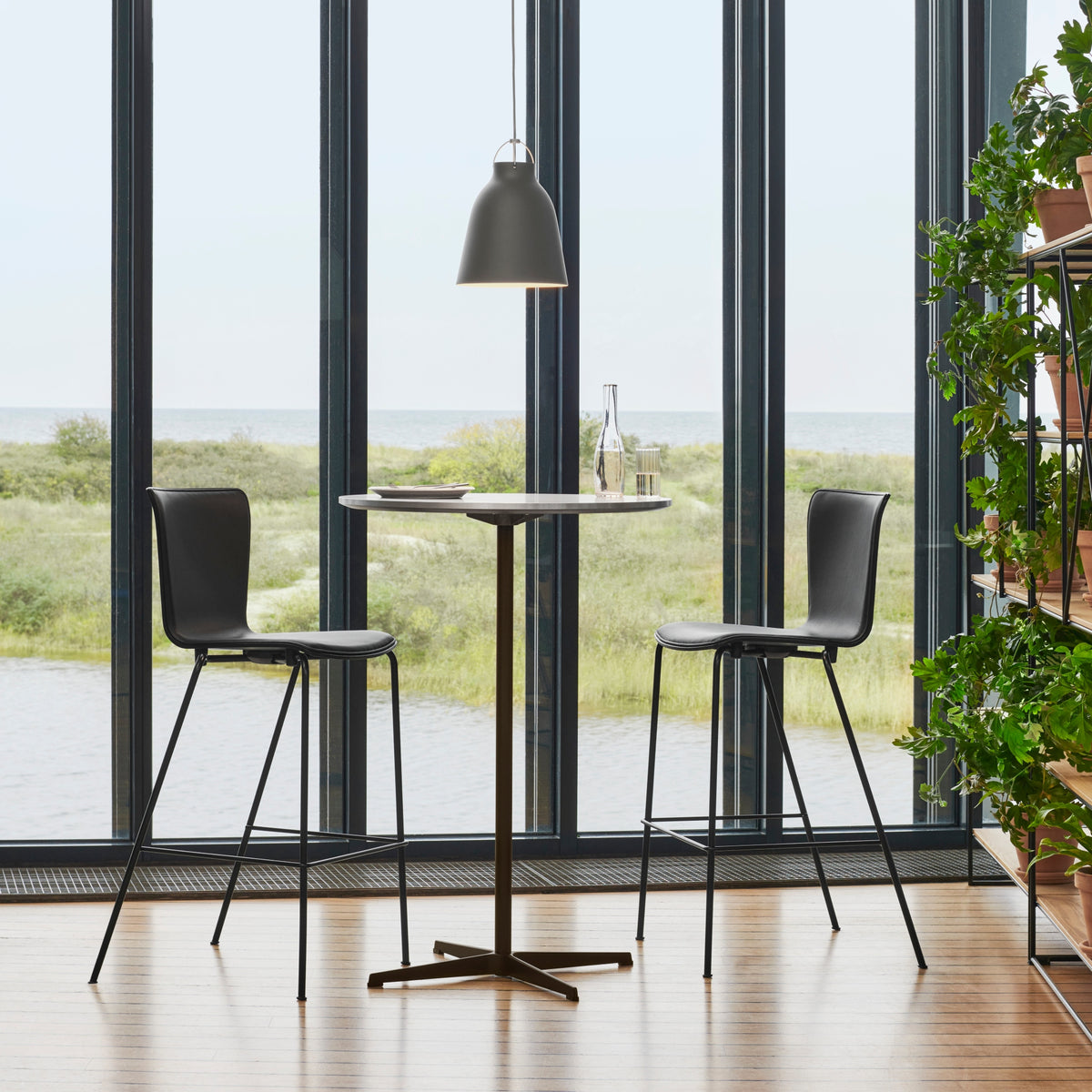 Fritz Hansen Caravaggio P2 valaisin tummanharmaa