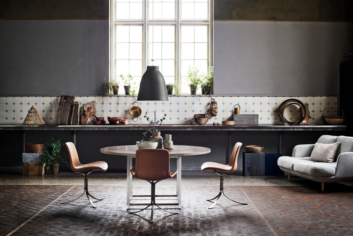 Fritz Hansen Caravaggio P2 valaisin tummanharmaa