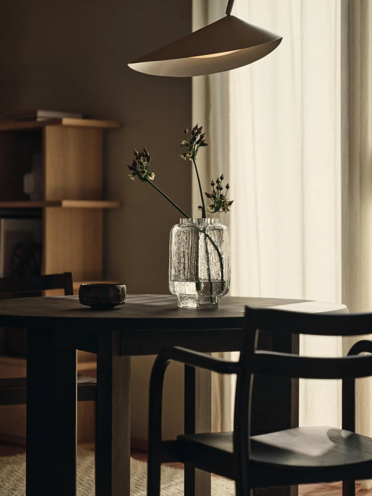 Ferm Living Arum Arched lattiavalaisin cashmere Ferm Living
