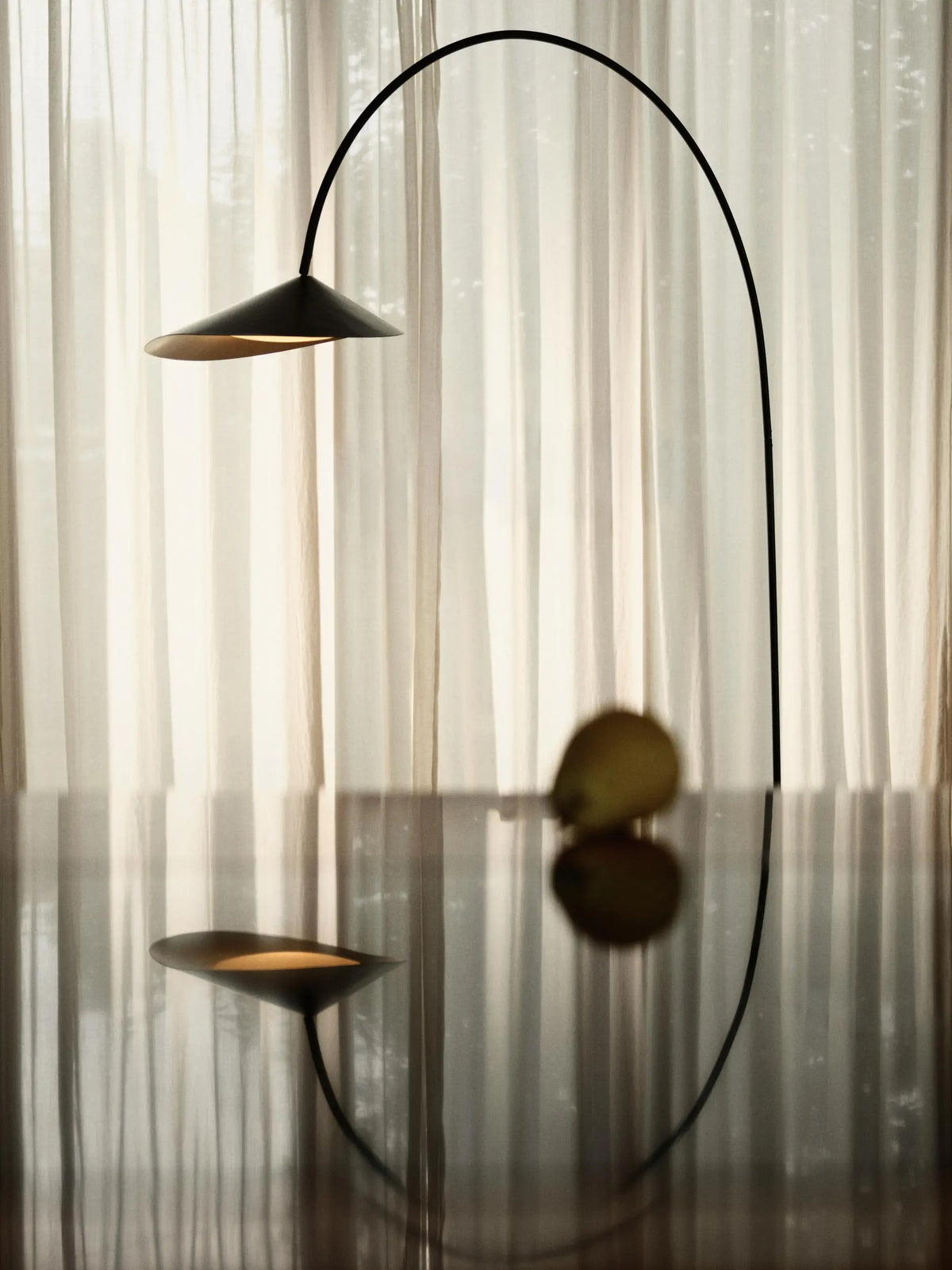 Ferm Living Arum Arched lattiavalaisin musta Ferm Living