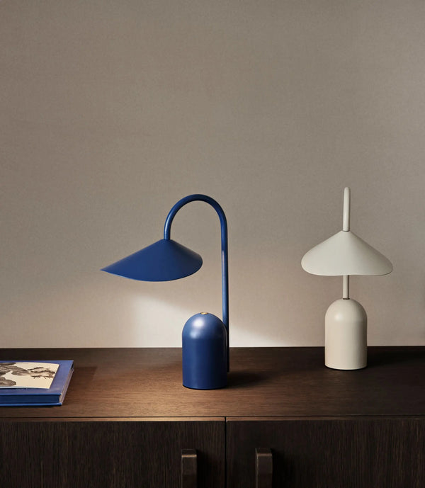 Ferm Living Arum Portable pöytävalaisin kirkkaansininen Ferm Living