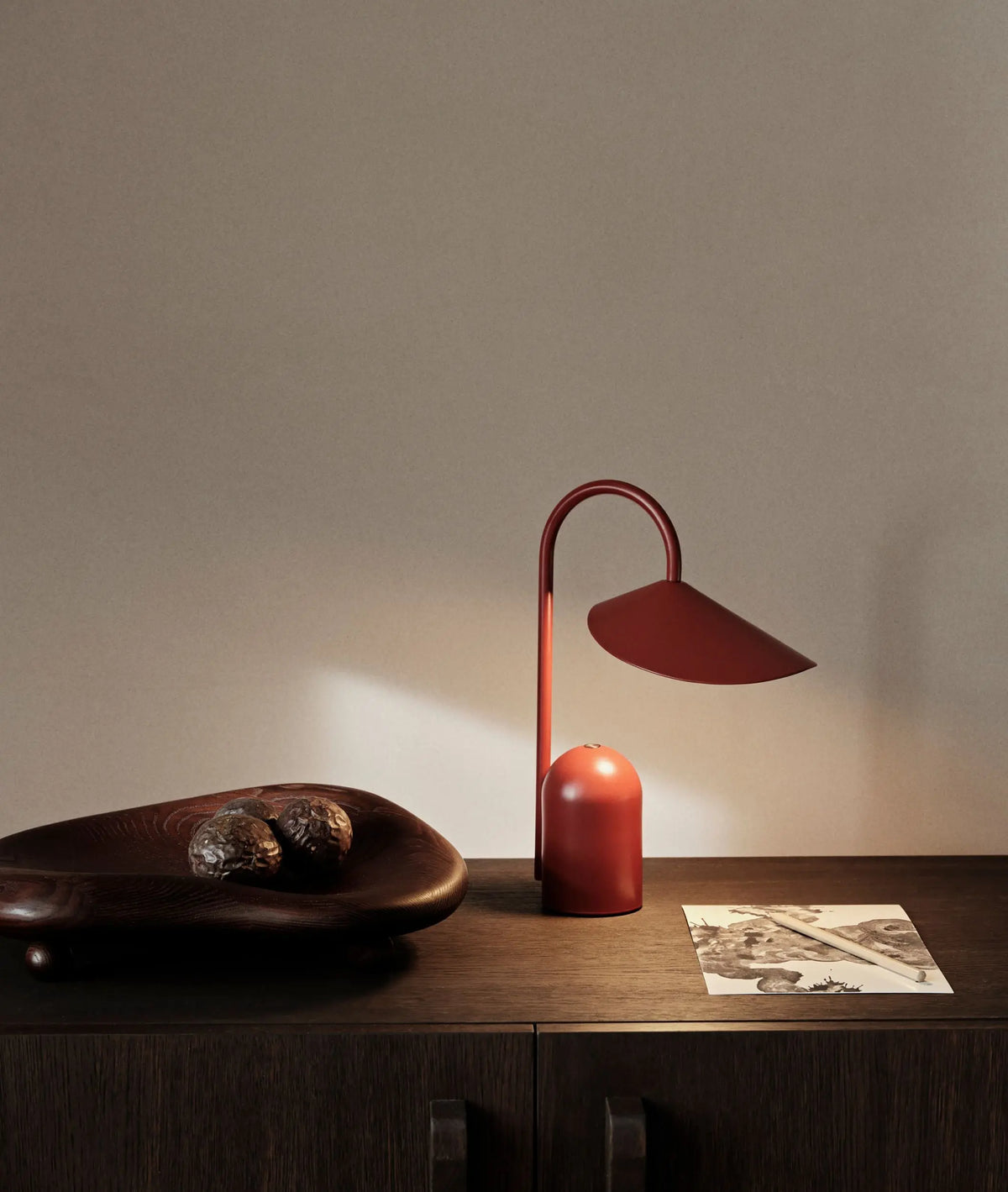 Ferm Living Arum Portable pöytävalaisin oksidinpunainen Ferm Living