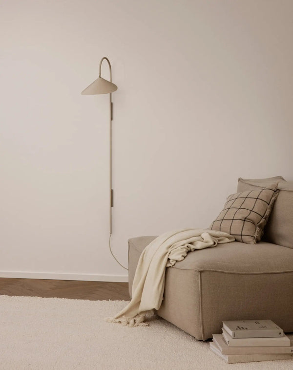Ferm Living Arum Swivel Tall seinävalaisin cashmere - Laatukaluste