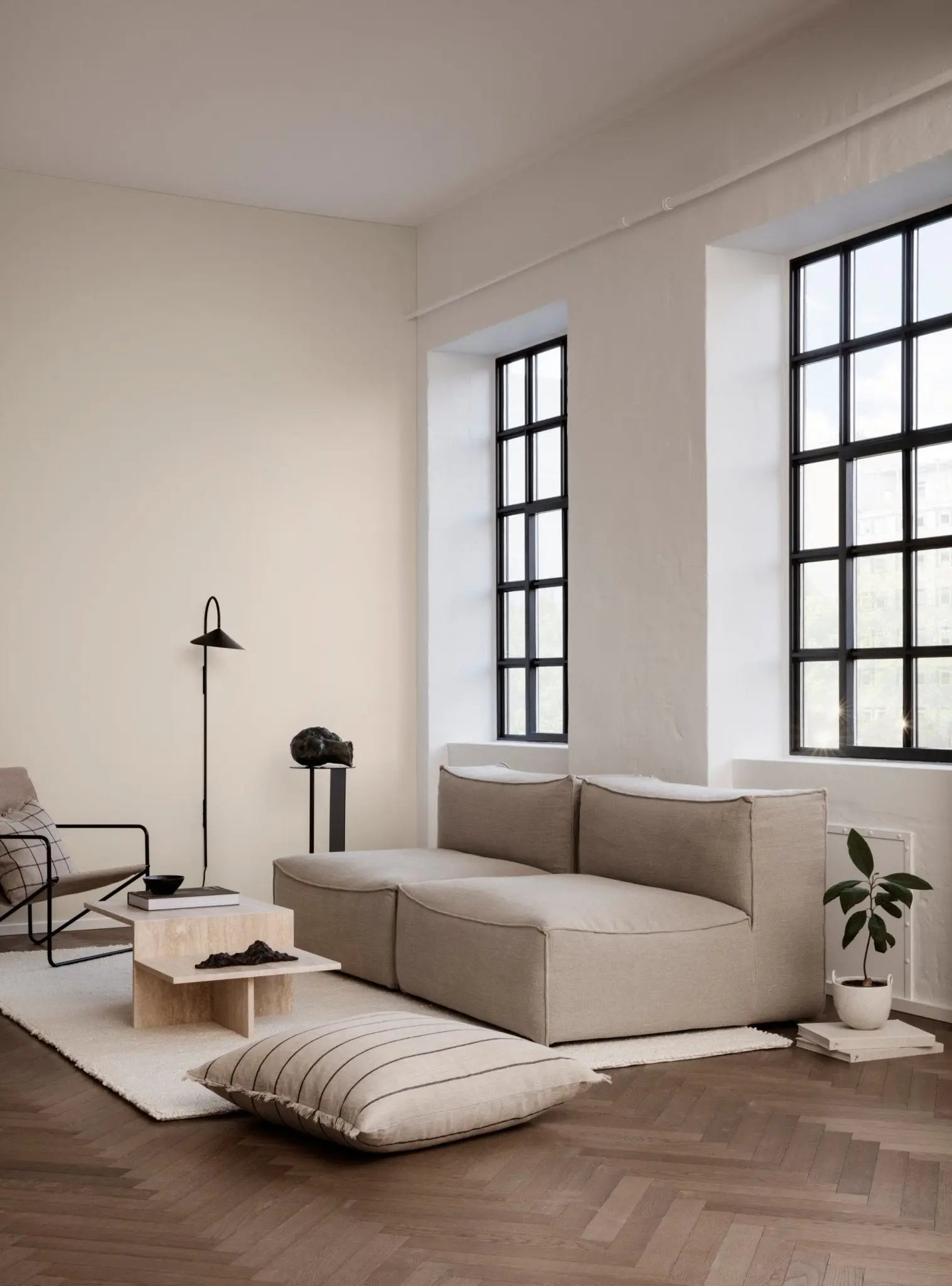 Ferm Living Arum Swivel Tall seinävalaisin musta - Laatukaluste