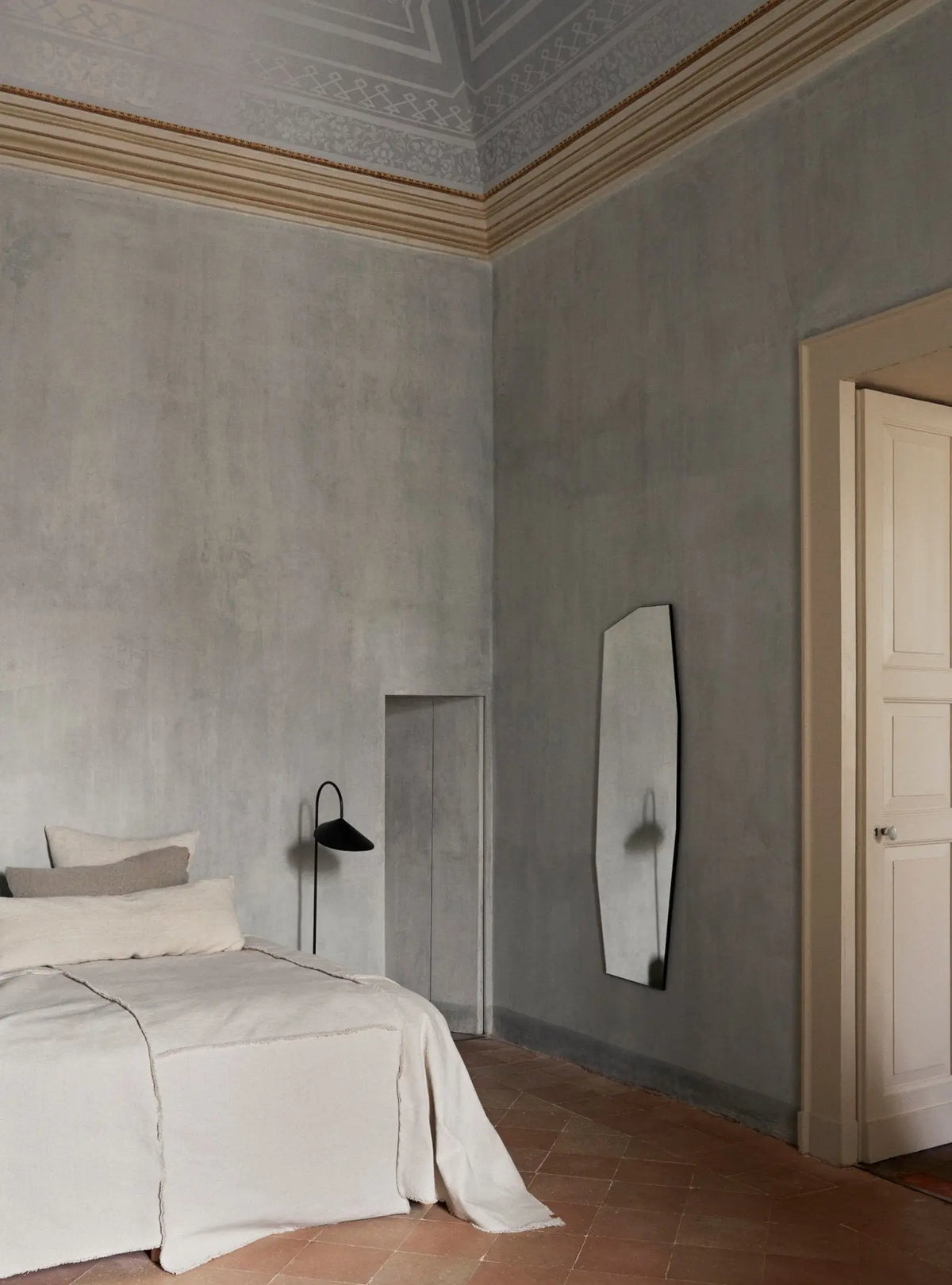 Ferm Living Arum Swivel seinävalaisin musta - Laatukaluste