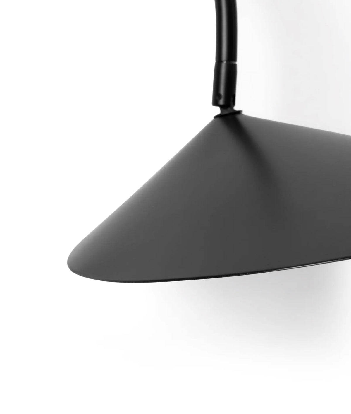 Ferm Living Arum Swivel seinävalaisin musta - Laatukaluste