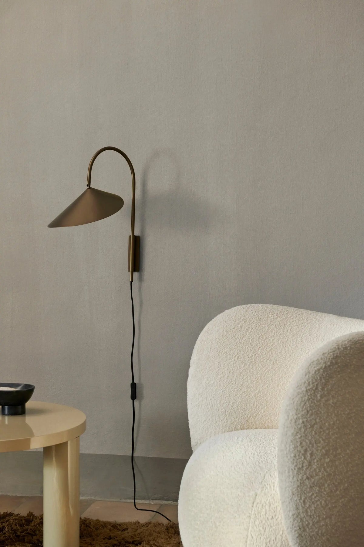 Ferm Living Arum Swivel seinävalaisin pronssi Ferm Living