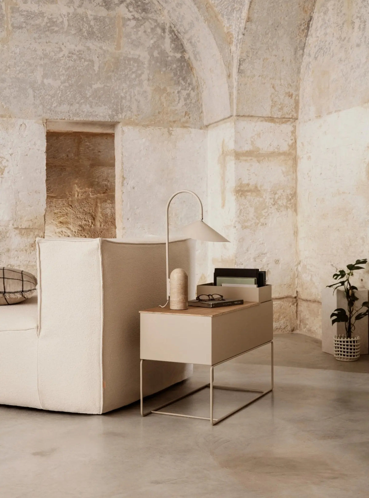 Ferm Living Arum pöytävalaisin cashmere - Laatukaluste