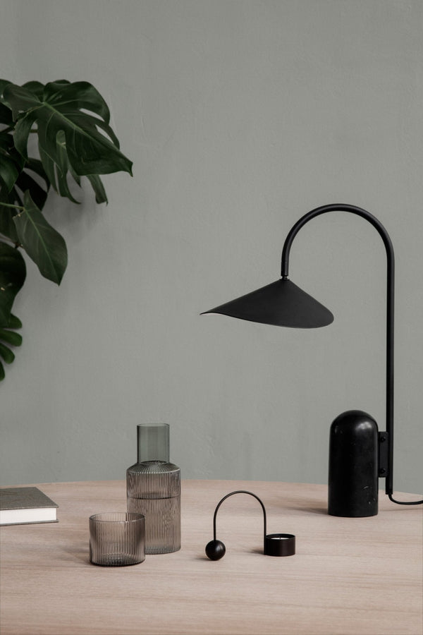 Ferm Living Arum pöytävalaisin musta - Laatukaluste