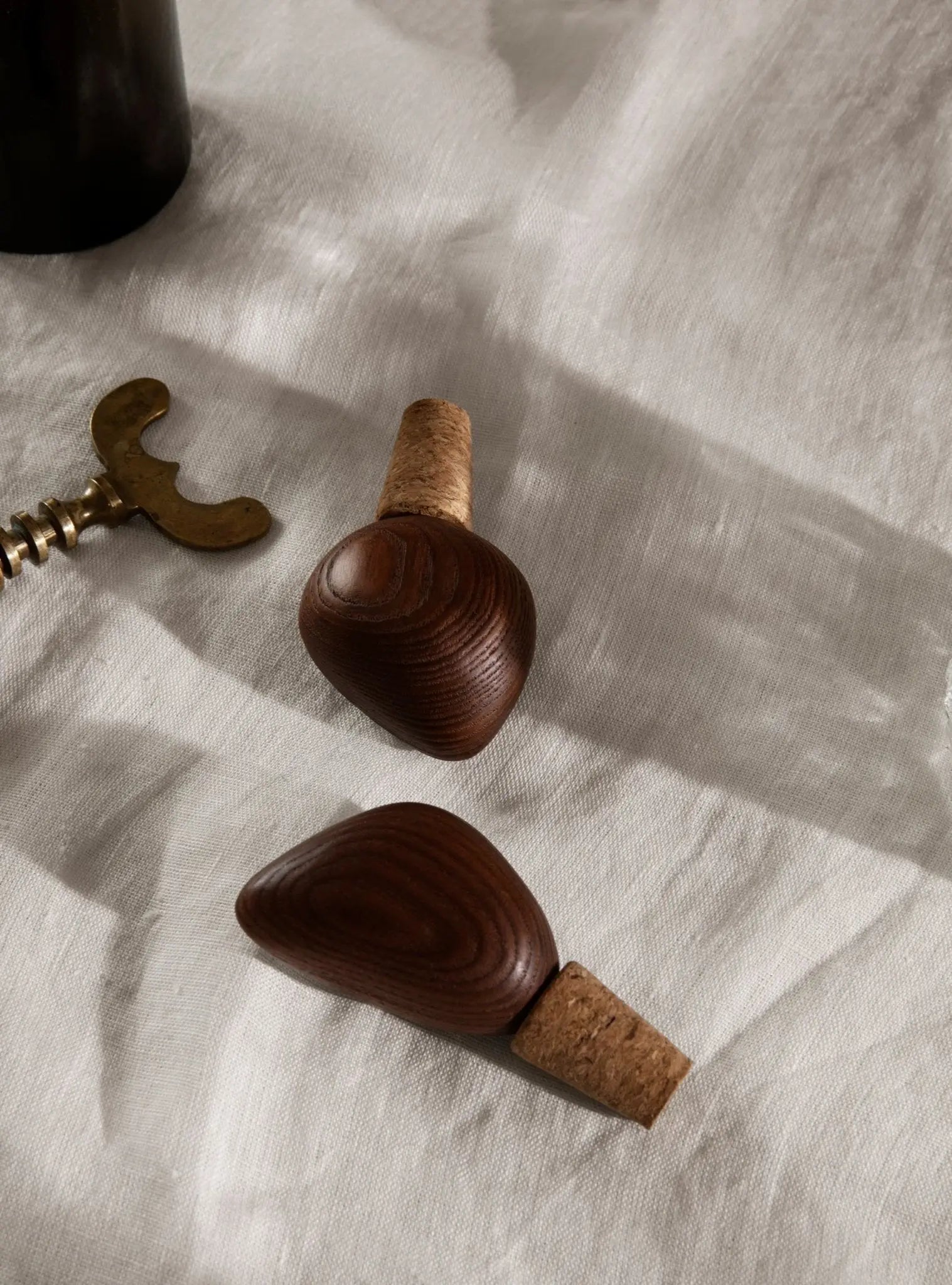 Ferm Living Cairn viinipullonkorkki 2kpl tummanruskea - Laatukaluste