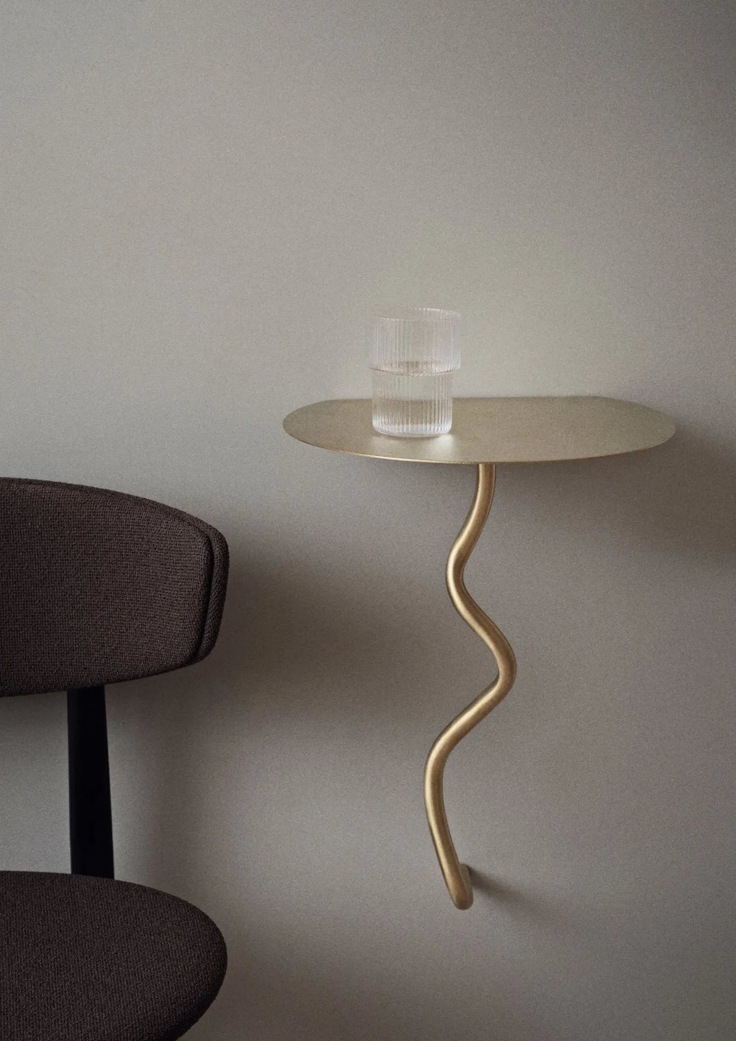 Ferm Living Curvature seinäpöytä messinki - Laatukaluste