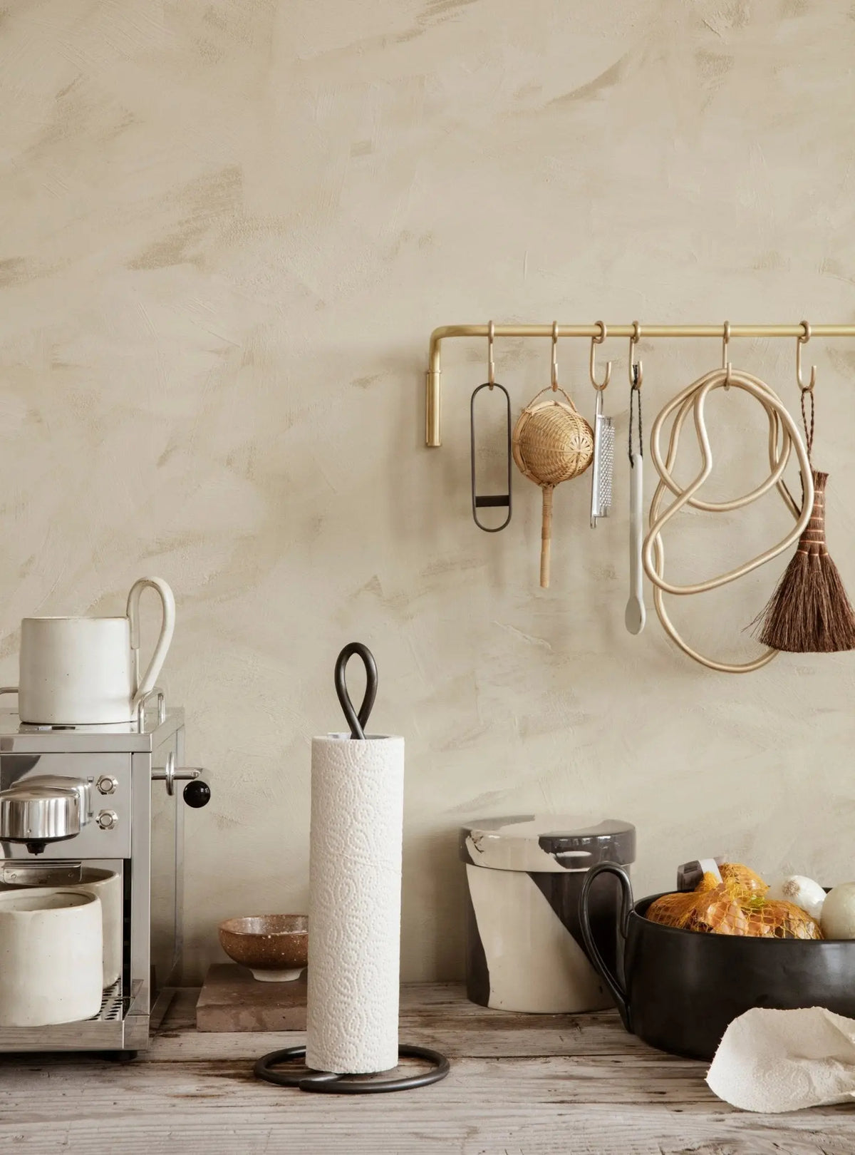 Ferm Living Curvature talouspaperiteline musta messinki - Laatukaluste