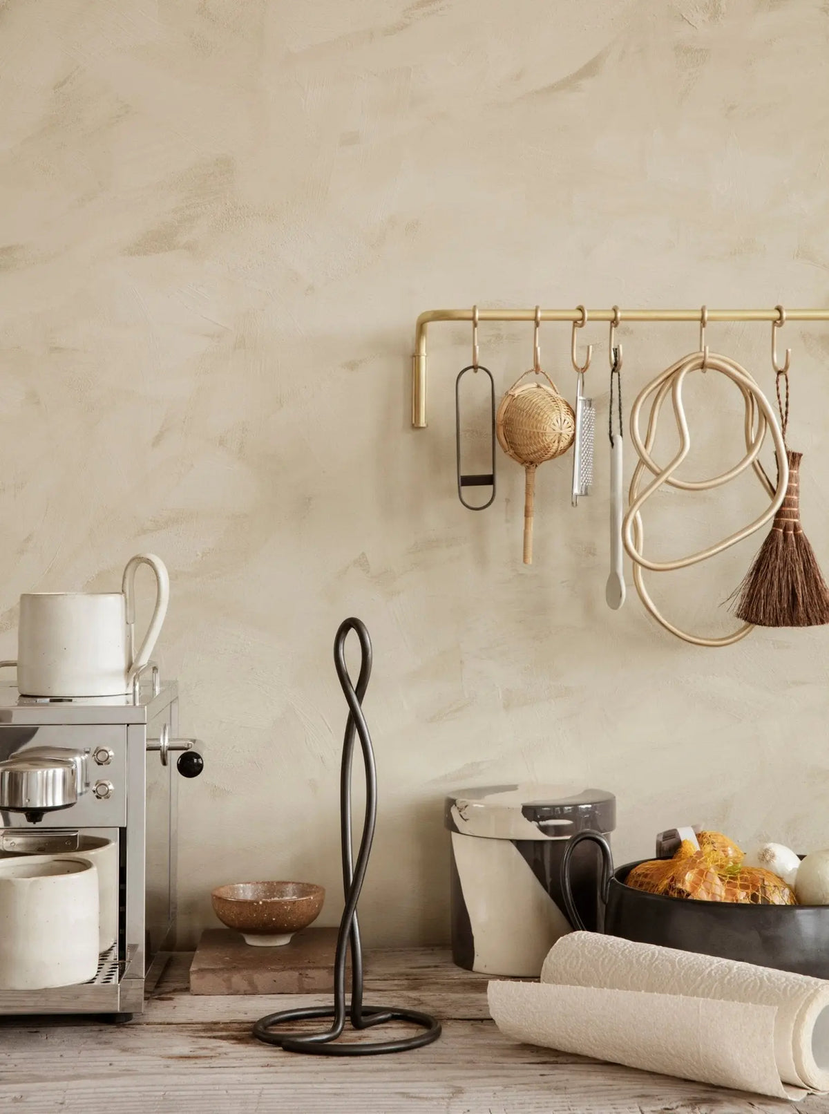 Ferm Living Curvature talouspaperiteline musta messinki - Laatukaluste