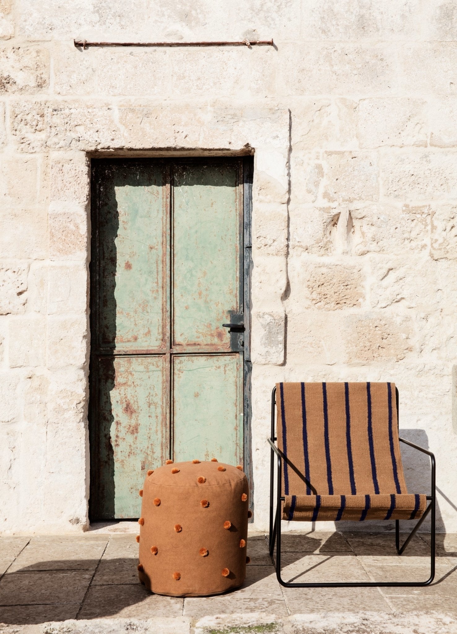 Ferm Living Desert lepotuoli musta/stripe - Laatukaluste