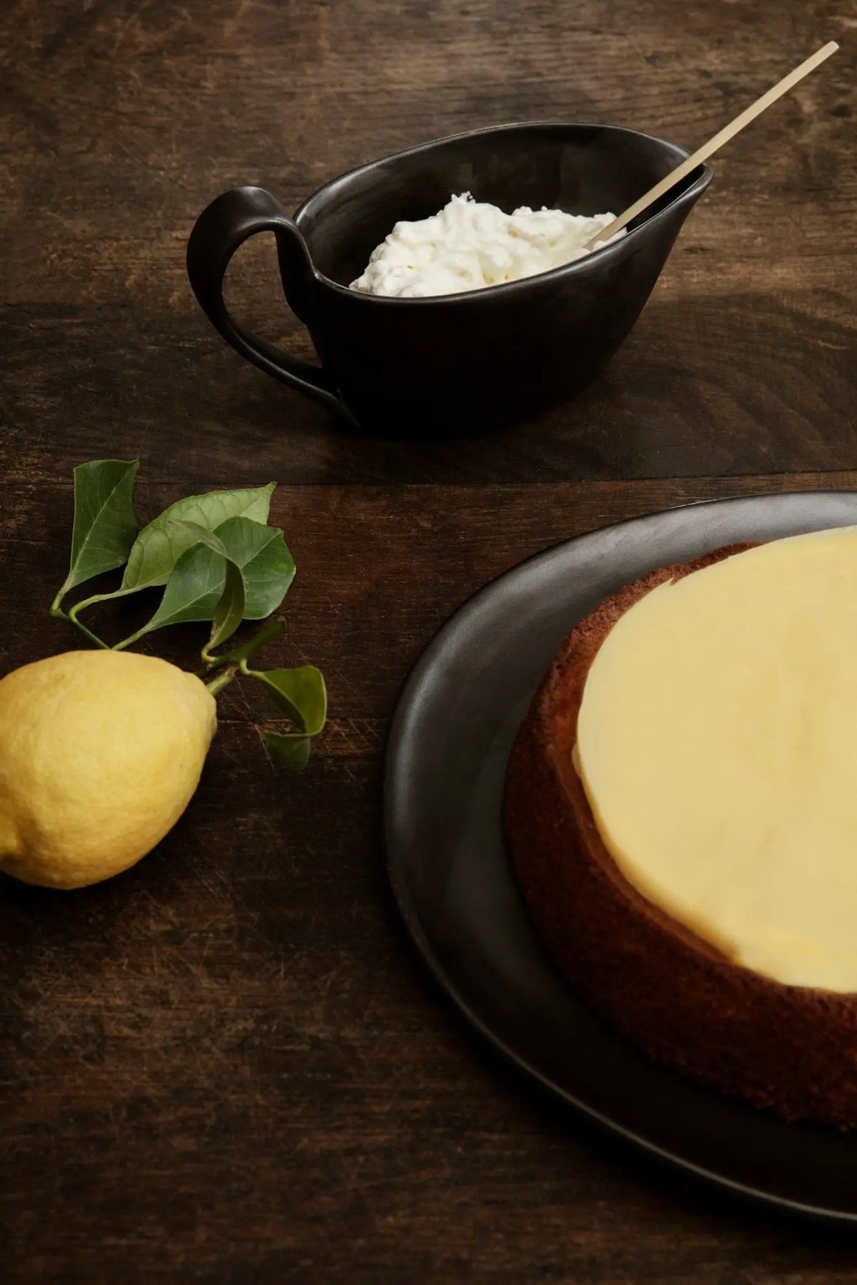 Ferm Living Flow lautanen L musta - Laatukaluste