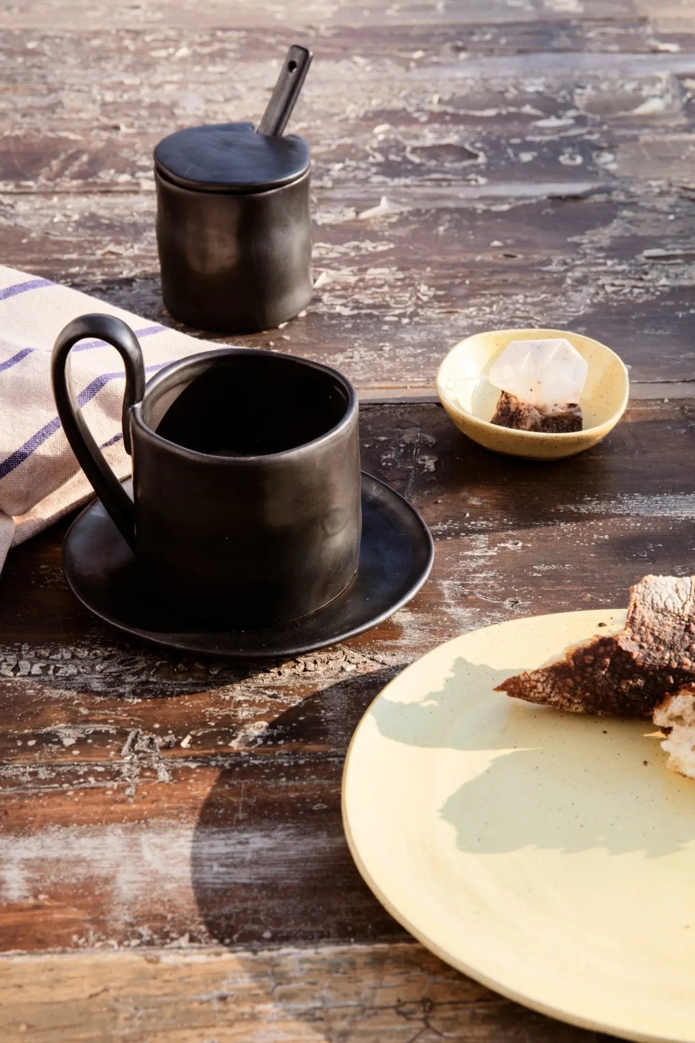 Ferm Living Flow lautanen S musta - Laatukaluste