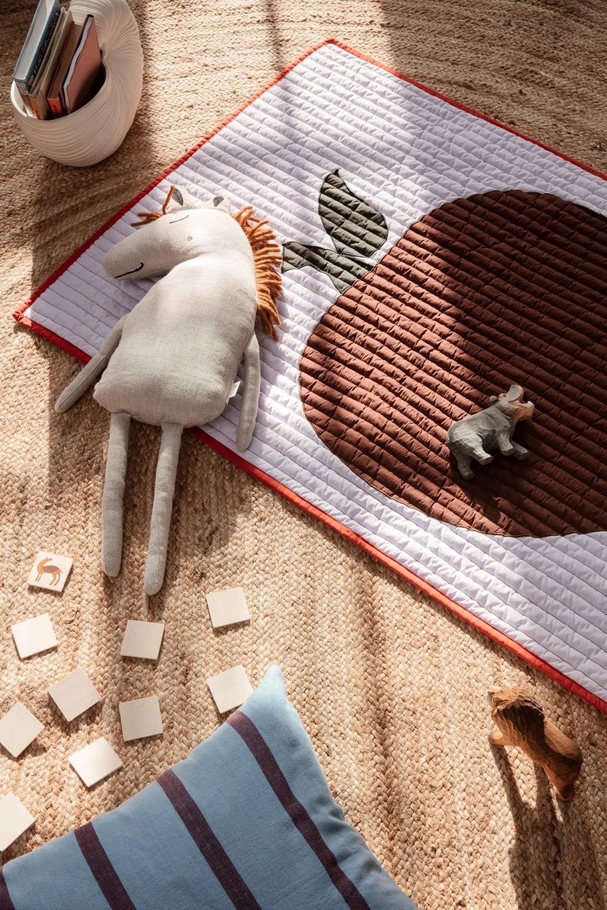 Ferm Living Grand tyynynpäällinen vaaleansininen/burgundi - Laatukaluste