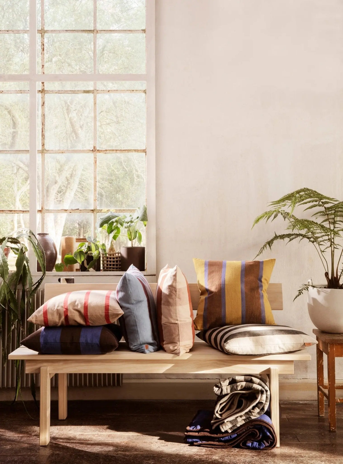 Ferm Living Grand tyynynpäällinen vaaleansininen/burgundi - Laatukaluste