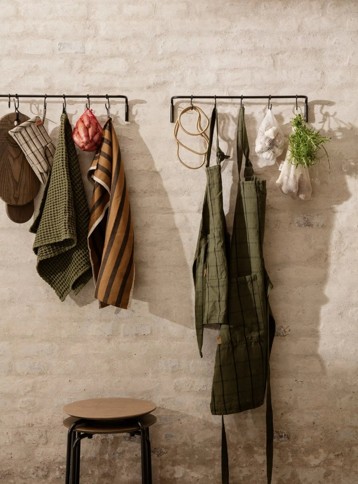 Ferm Living Hale patakinnas hiekka/musta - Laatukaluste