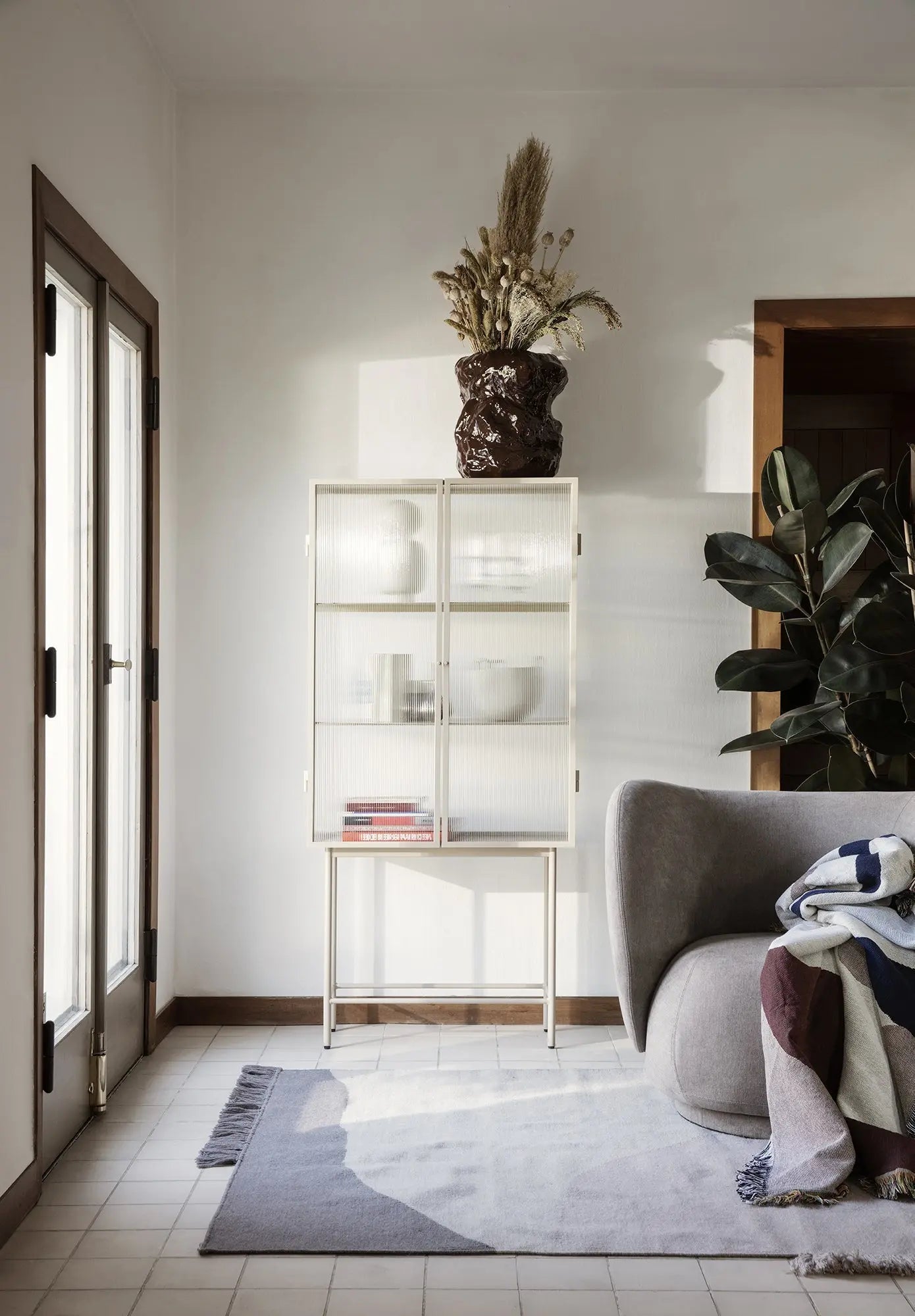 Ferm Living Haze vitriini cashmere - Laatukaluste