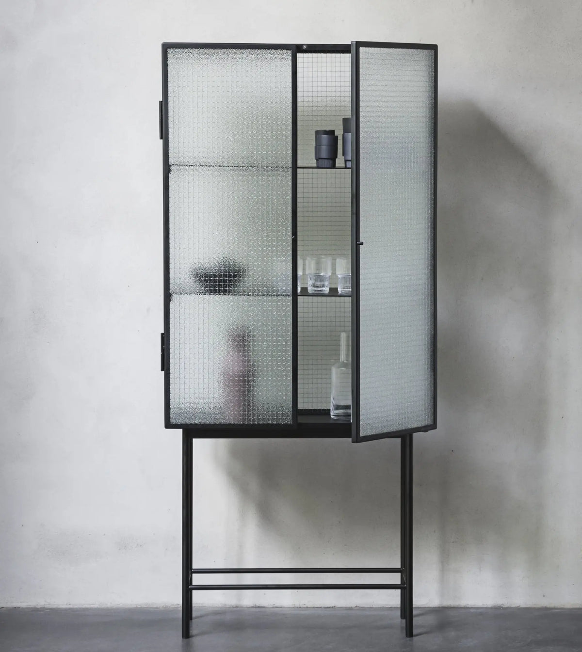 Ferm Living Haze vitriini musta - Laatukaluste