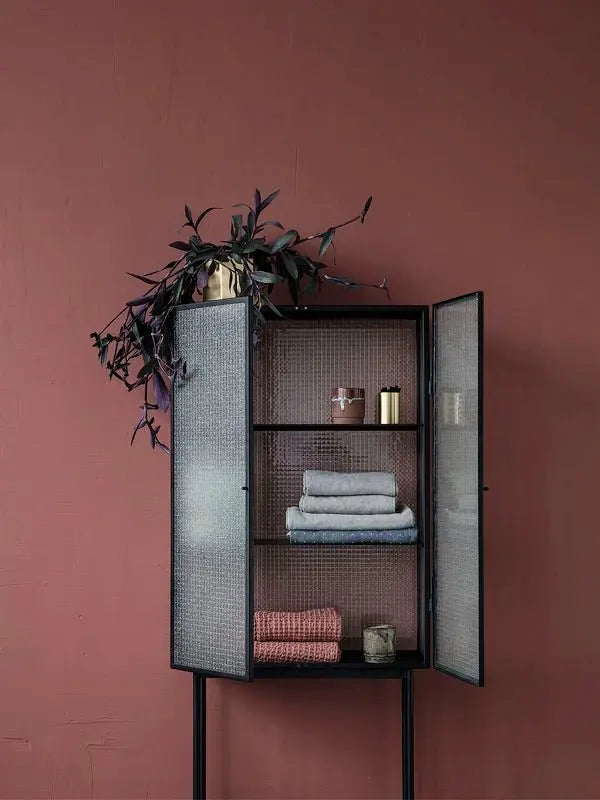 Ferm Living Haze vitriini musta - Laatukaluste