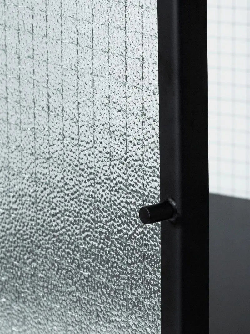 Ferm Living Haze vitriini musta - Laatukaluste