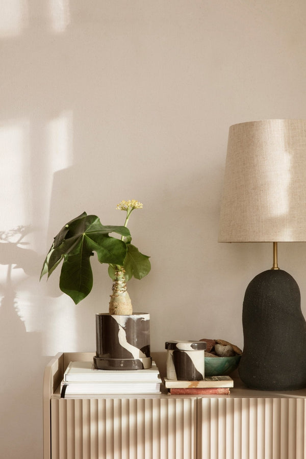 Ferm Living Hebe jalka M tummanharmaa - Laatukaluste