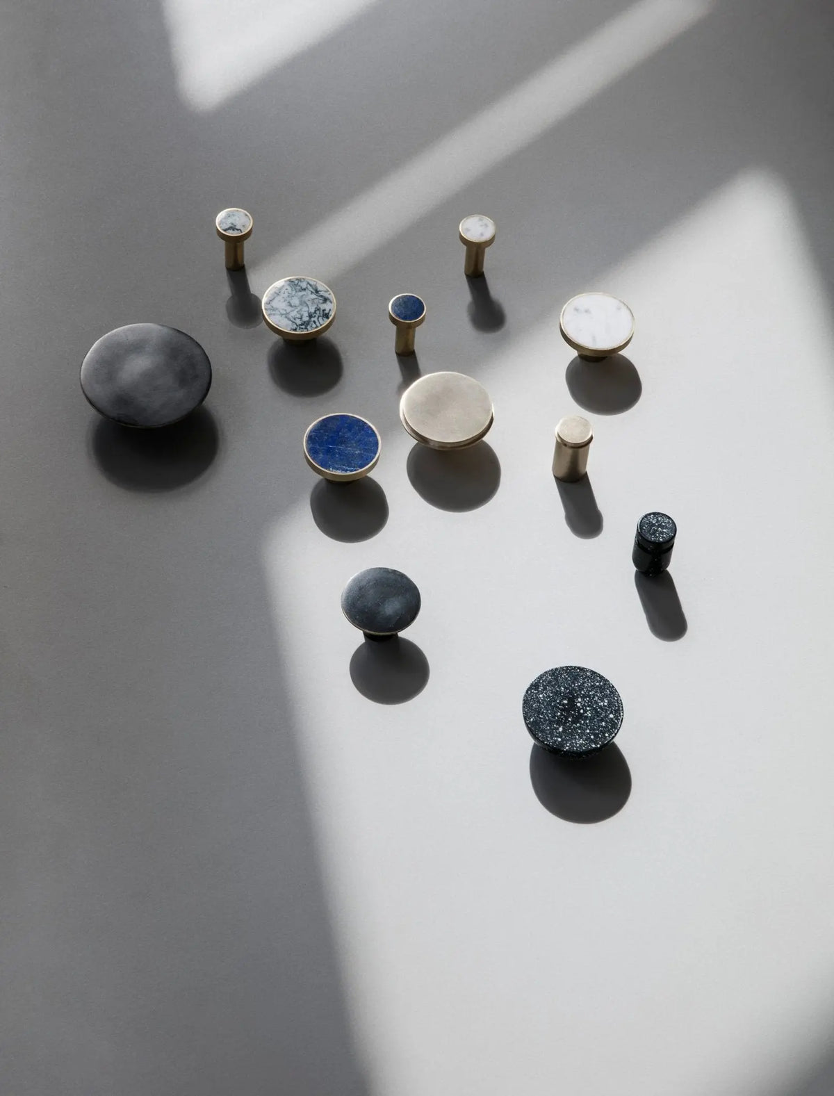 Ferm Living Hook Stone ripustin marmori/messinki pieni - Laatukaluste