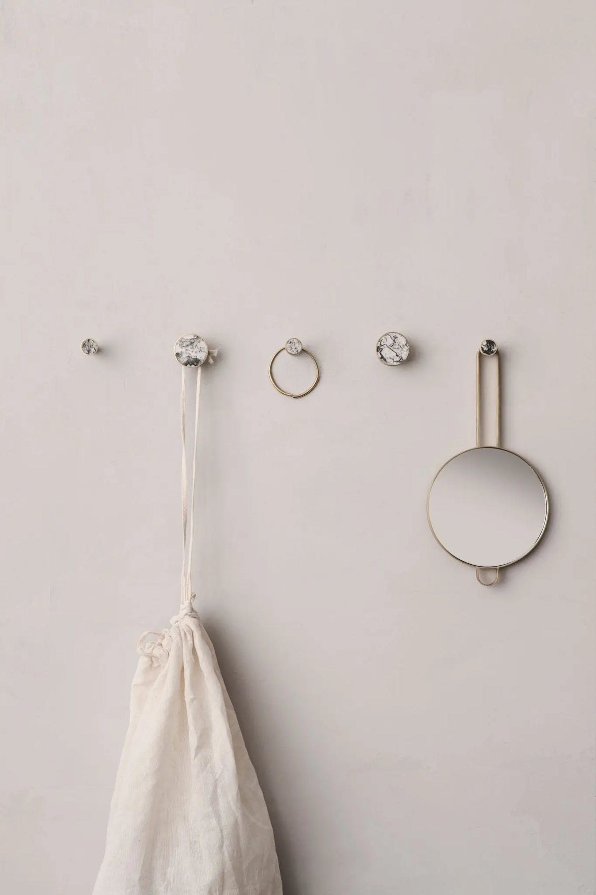 Ferm Living Hook Stone ripustin marmori/messinki pieni - Laatukaluste