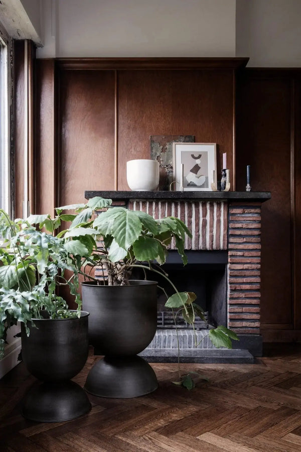 Ferm Living Hourglass M ruukku musta - Laatukaluste