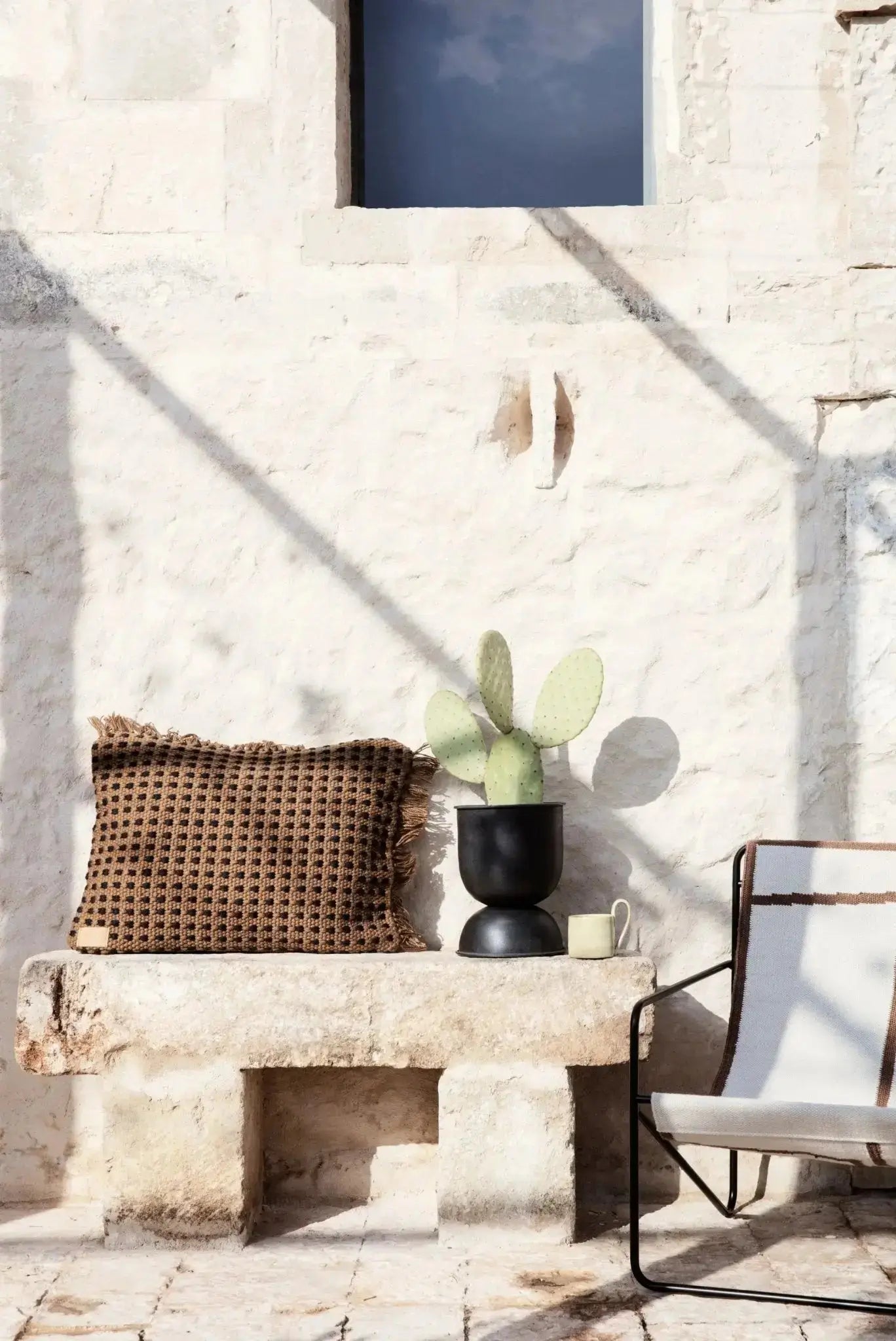 Ferm Living Hourglass XS ruukku musta - Laatukaluste