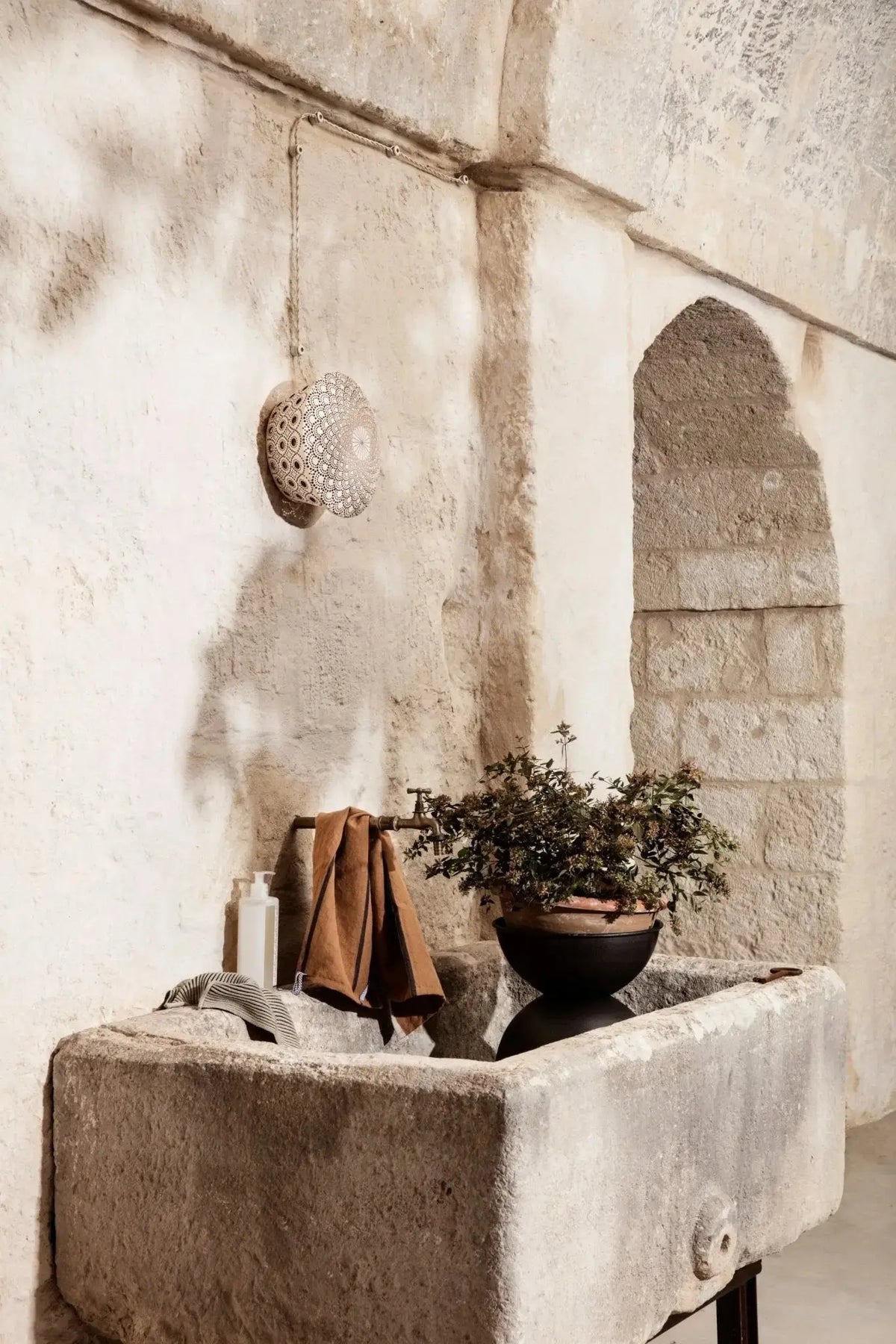 Ferm Living Hourglass XS ruukku musta - Laatukaluste